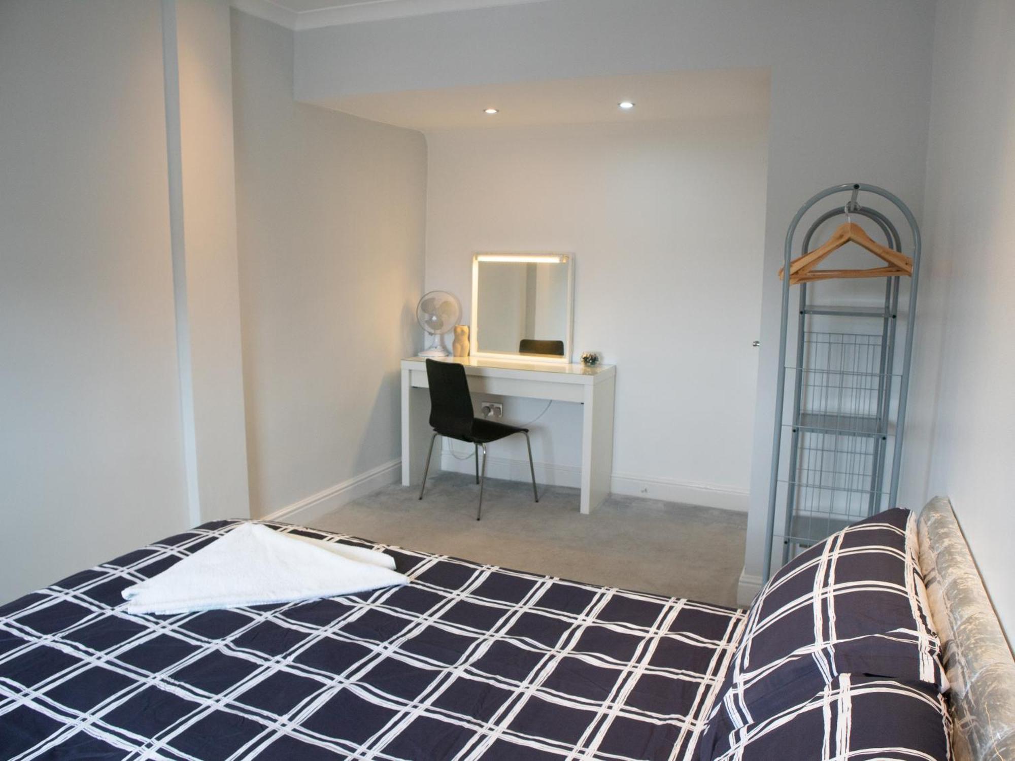 Apartamento Bright Private Terrace - Free Private Parking - Tv - Wifi - Netflix Croydon Exterior foto